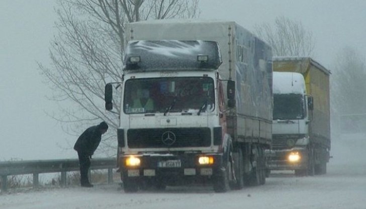 Изградени са седем КПП, а тировете, които нямат вериги, се отклоняват за престой Изградени са седем КПП, а тировете, които нямат вериги, се отклоняват за престой