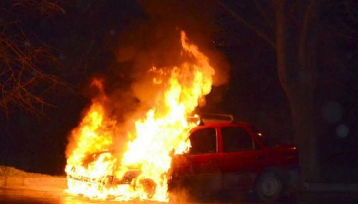 Пламъците са унищожили предницата на „Форд Галакси“