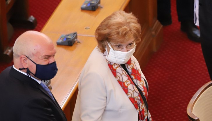 Менда Стоянова и още няколко нейни съпартийци депутати са решили, че сега е много подходящо да "пипнат" едни срокове в Закона за хазарта