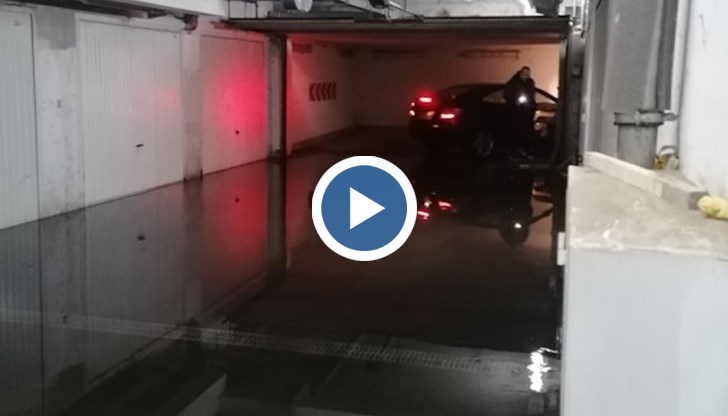 Наводнен е и жилищният комплекс "Рожен", според изпратено любителско видео