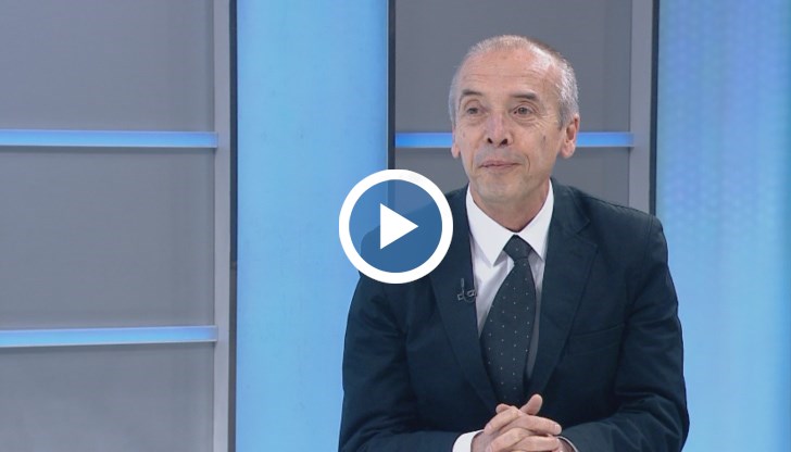 Мангъров обясни, че се е съгласил да се кандидатира от гражданската квота на АБВ, защото в момента вредите, които се нанасят, са много големи и не вижда друг начин, по който това може да спре