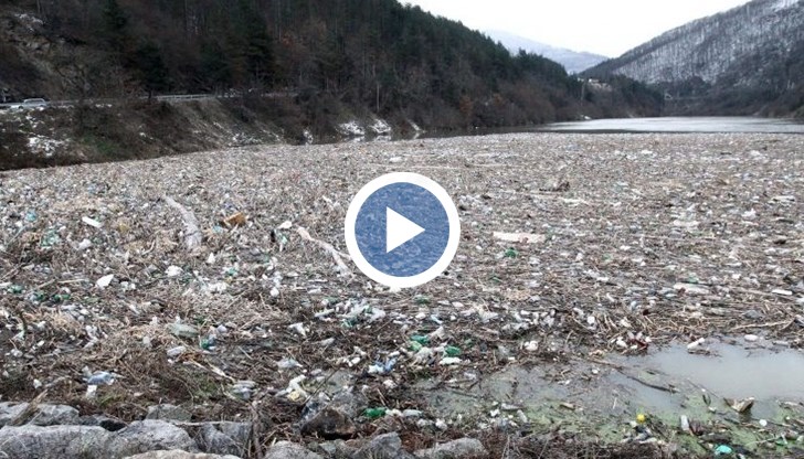 Изхвърлените в реката отпадъци са от пластмасови опаковки до дивани