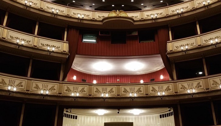 Да отидеш на опера сам е меко казано странно, но пандемията от Ковид-19 наложи и крайни мерки Да отидеш на опера сам е меко казано странно, но пандемията от Ковид-19 наложи и крайни мерки