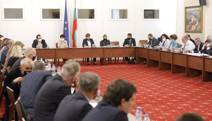 Председателката на парламентарната правна комисия Анна Александрова е сред водещите вносители на редактираното предложение за нов обвинител по разследването на главния прокурор