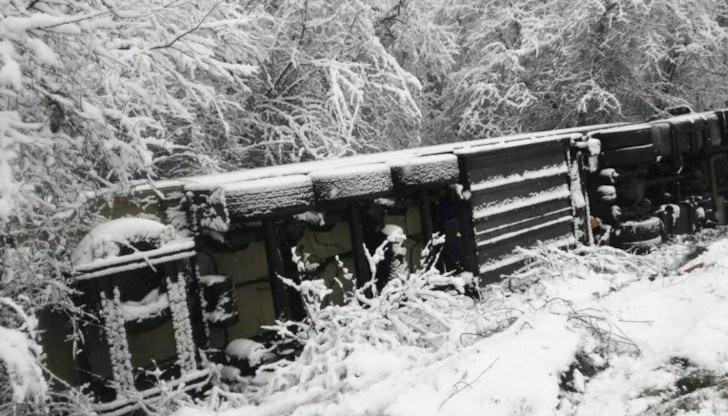 В момента се извършва изтегляне на катастрофиралия тир, превозвал пет тона шоколадови изделия