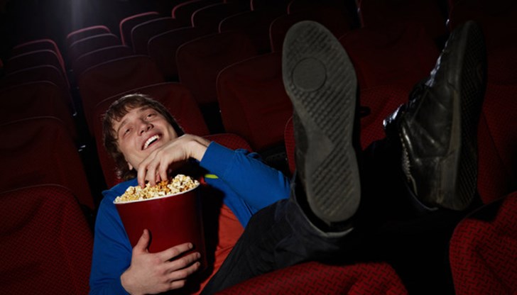 На избрания любител на киноизкуството ще му бъде предоставена възможността да се наслаждава в продължение на цяла седмица на най-новите постижения в седмото изкуство