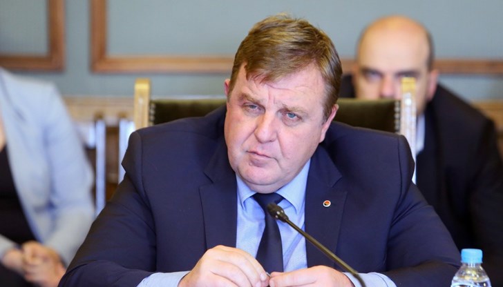 "Ние не живеем в някакъв съветски концлагер, където хората нямат пол, нямат имена, нямат етнос и религия, а са със затворнически номера", възмущава се Каракачанов