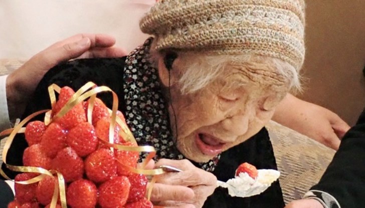 Японката Кате Танака бе поздравена от служители на старческия дом, в който живее