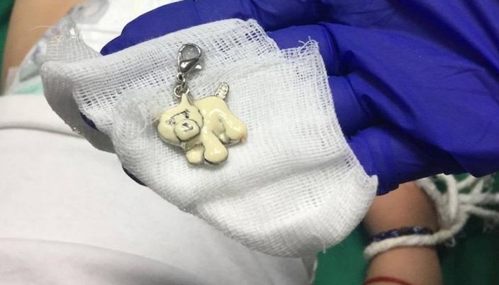 Момченцето е извадило късмет, че ключодържателят е попаднал в хранопровода, а не в трахеята, защото последиците можеха да са фатални, заяви д-р Димитър Иванов Момченцето е извадило късмет, че ключодържателят е попаднал в хранопровода, а не в трахеята, защото последиците можеха да са фатални, заяви д-р Димитър Иванов