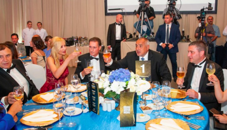 Гунчева: "Светът, за добро или лошо, се променя съществено. Във време на световна катастрофа /и изобщо нямам предвид набедения ковид/, е важно кой ще е начело на държавата. И не искам това да е некадърен и дебилен престъпник, който се е продал на чужди държави"