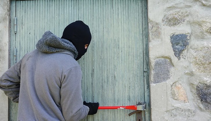 Крадците са срязали телената оградна мрежа и са счупили прозореца на входна врата