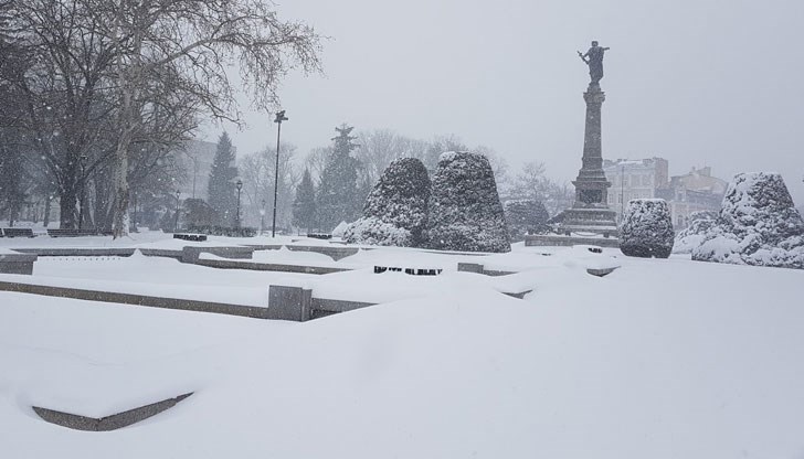 Предупреждението за снеговалежи е в сила за областите Монтана, Враца, Ловеч, Габрово, Велико Търново, Русе и София