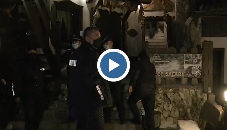 Управителят на заведение край Поморие предупреждава по микрофона, че предстои проверка