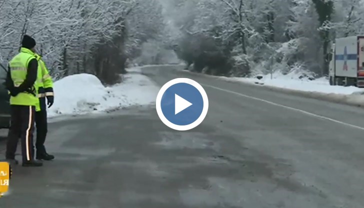 Тежкотоварният камион е пътувал от Букурещ за София, натоварен с 4-5 тона шоколадови изделия