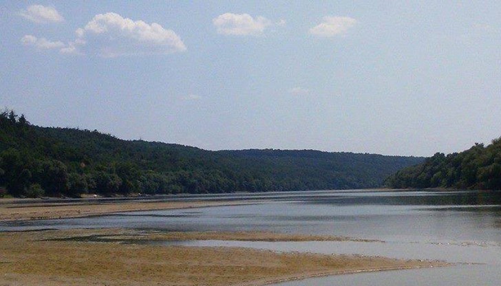 Възрастният мъж се е придвижил с такси от квартал “Чародейка” до брега на Дунава. Той казал на шофьора да дойде след половин час, но когато водачът се върнал на мястото, видял тялото на клиента си да се носи на около 40 метра навътре в реката