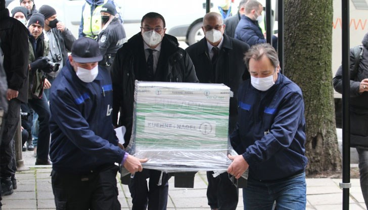 Това стана ясно от брифинга на здравния министър, въпреки сюжета в Сандански, където заради неявили се желаещи бяха ваксинирани общински съветници вместо медици Това стана ясно от брифинга на здравния министър, въпреки сюжета в Сандански, където заради неявили се желаещи бяха ваксинирани общински съветници вместо медици