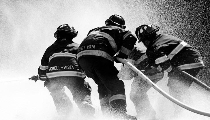 Спасени са намиращи се в съседство три постройки Спасени са намиращи се в съседство три постройки