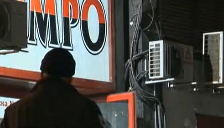 Далеч от обединяващата патриотична идея протестиращи лепят памперси, тях пък ги поливат с маркучи Далеч от обединяващата патриотична идея протестиращи лепят памперси, тях пък ги поливат с маркучи