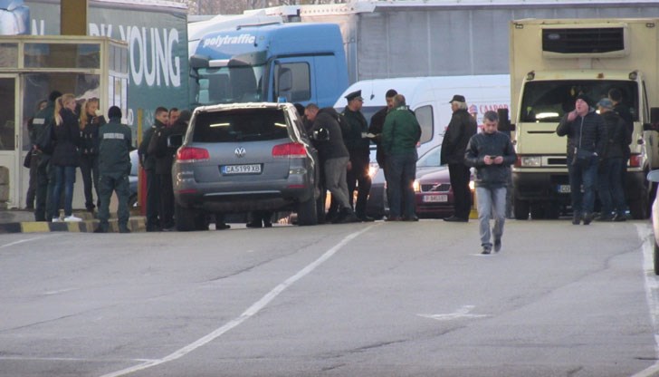 Сирийците били открити в товарното помещение на камион около 11.00 часа днес