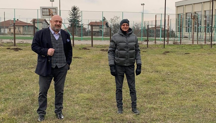 Пламен Нунев разхожда министъра на спорта из селата в русенско