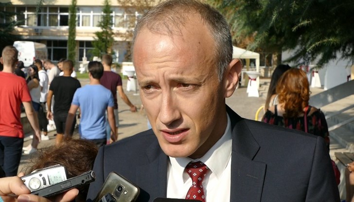 По думите му първо трябва да мине една пълна седмица на присъствено обучение, да се проследи броят на заболелите и да се вземат конкретните решения По думите му първо трябва да мине една пълна седмица на присъствено обучение, да се проследи броят на заболелите и да се вземат конкретните решения