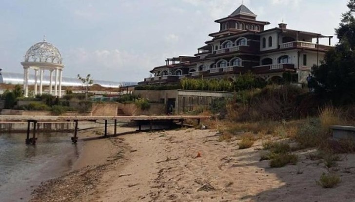 Те са за: Събарянето на незаконна постройка на плажа, едно за статута на самия плаж и други две - за пътя до крайбрежната ивица
