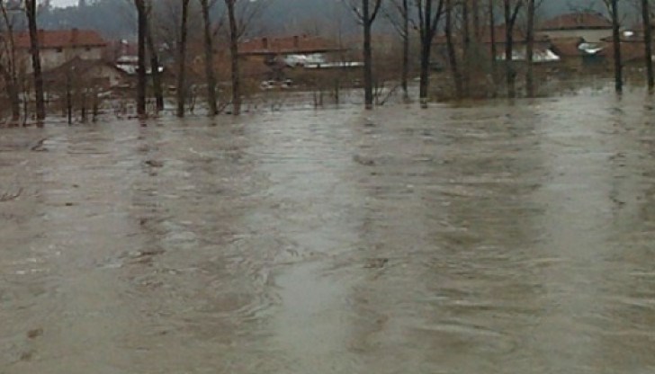 В следващите часове вероятност от поройни наводнения има по водосборите на реките Искър, Янтра, Русенски Лом и Суха река