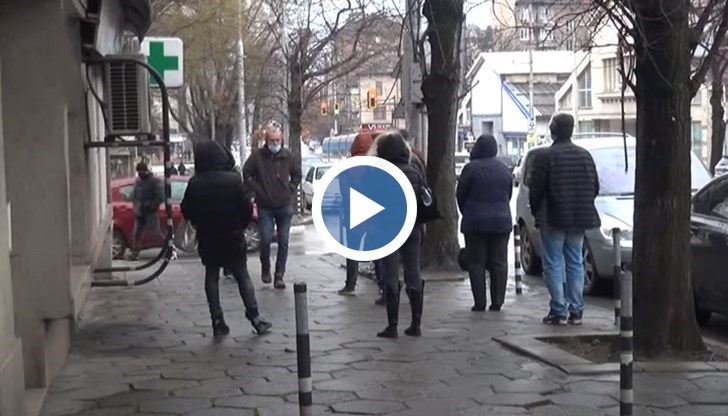 Защо пред една аптека в София се появиха километрични опашки от хора