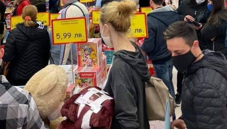 Защо не отворят всичките заведения вече, при положение, че посещенията там не са задължителни за никого?