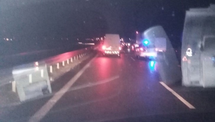 Движението се извършва в изпреварващата лента. Към момента не е ясно дали има пострадали Движението се извършва в изпреварващата лента. Към момента не е ясно дали има пострадали