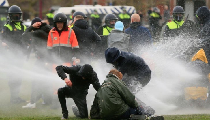 В няколко градове в Нидерландия имаше размирици по време на протести срещу мерките срещу КОВИД-19