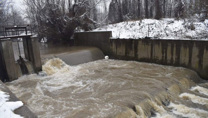 Евакуираха семейство от наводнената им къща
