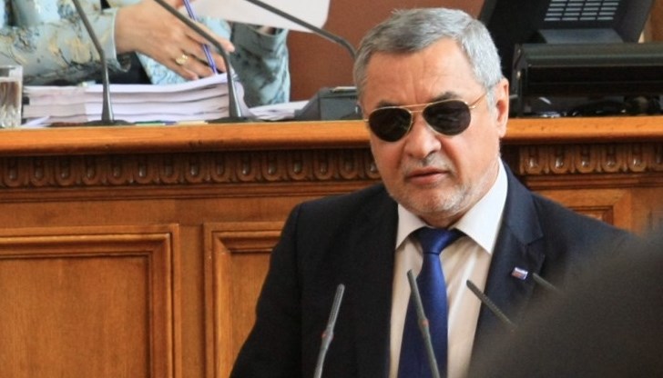 Симеонов от години тества докъде се простират границите на това, което един депутат, който допреди 2 години дори беше вицепремиер, може да си позволи да казва или показва. Те се оказват необятни