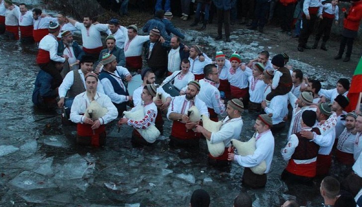 След като преди 20-тина години кметът Румен Стоянов даде нов живот на традицията мъже, облечени в народни носии да влизат на Богоявление в реката, да чупят леда и да играят половин част хоро, ритуалът завладя сърцата на всички българи