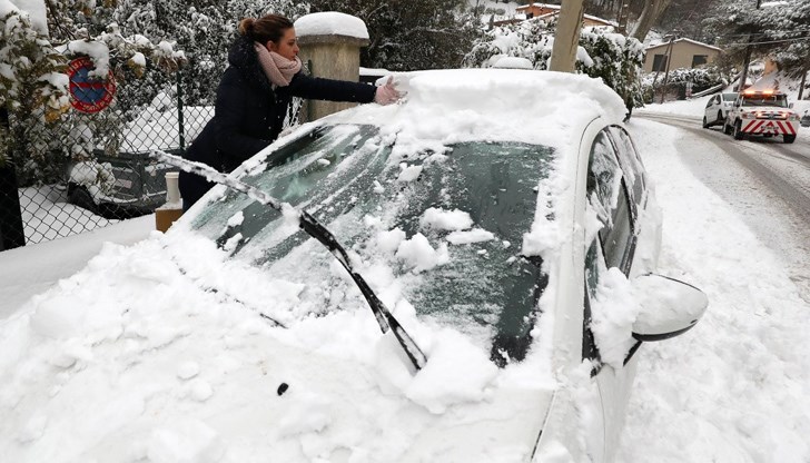 Когато почиствате колата от снега и има образуван лед (например колата е била топла, когато върху нея е натрупало), не се опитвайте да форсирате прекалено почистването. Може да нараните боята