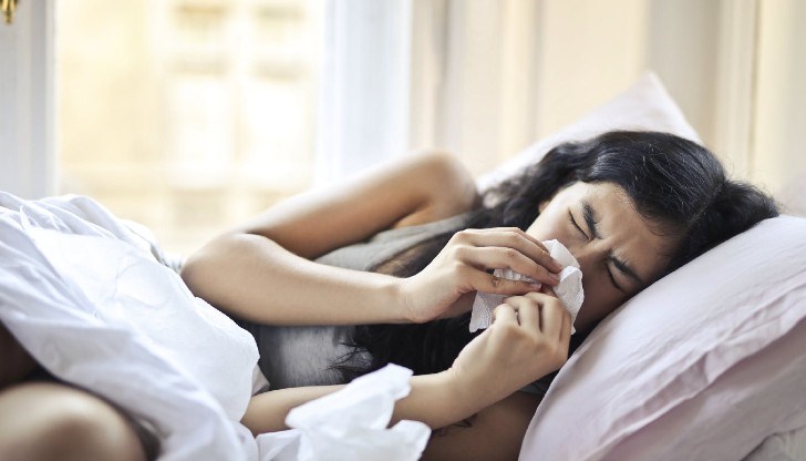 Остро начало при грипа и плавно развитие на симптомите при Ковид-19 е най-съществената разлика между двата вируса