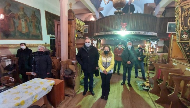 Вицепремиерът присъства на неделната литургия в храма в Сапарева баня