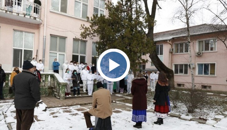 Младите таланти от група „Идепея“ пяха в двора на болницата въпреки студа