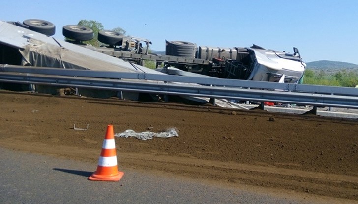 Камионът е турски. По първоначална информация пострадали няма. Екипи на Районно управление - Горна Оряховица регулират движението, което се осъществява в едната лента