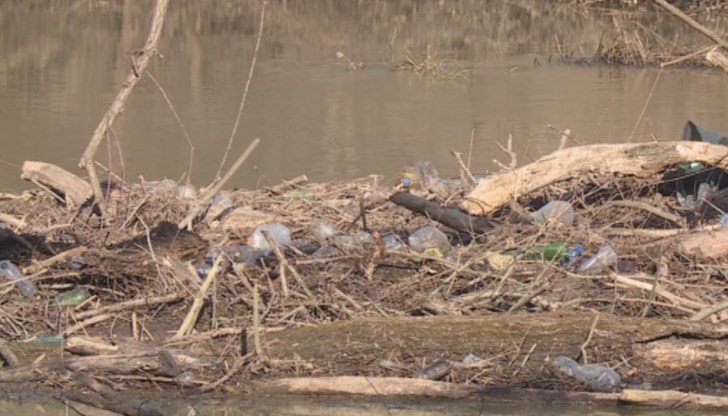 300 тона наноси и боклуци в реката ще разчистват аварийни екипи