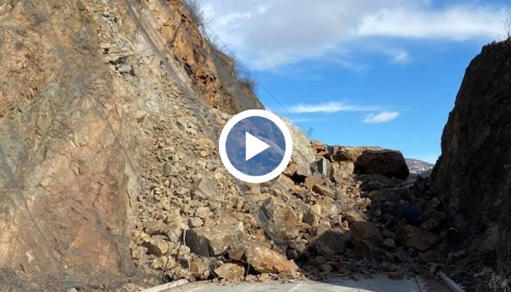 Хиляди тонове скали и пръст се изсипаха върху шосето край Елисейна. Пътят е блокиран