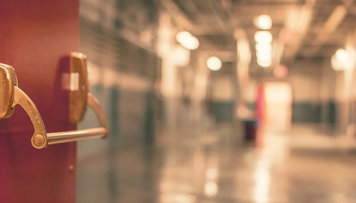 Владимир Чуланов, главният специалист по инфекциозни болести на свободна практика в руското Министерство на здравеопазването, припомни, че вирусът запазва жизнеспособността си на повърхността 3 дни Владимир Чуланов, главният специалист по инфекциозни болести на свободна практика в руското Министерство на здравеопазването, припомни, че вирусът запазва жизнеспособността си на повърхността 3 дни