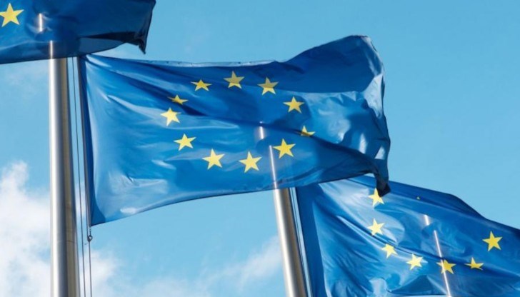 Комисията предлага при пътувания на граждани на ЕС, на чужденци с право на дългосрочен престой и за пътуващите по работа да се изисква предварително отрицателно изследване PCR, направено до 72 часа преди отпътуване