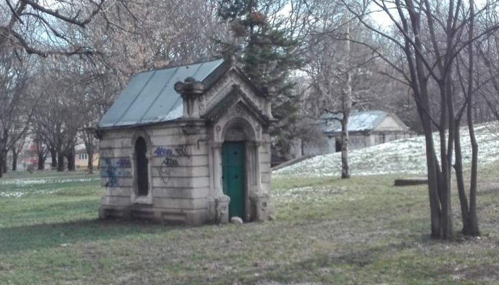 Предстои  почистване и реставриране на четирите гробници, които се намират на територията на парка