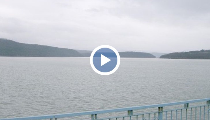 "Там, където обемите са големи, естествено е да се изпускат количества такива, които да не дадат възможност реките да получат една приливна вълна", обясни председателят на Агенцията за метрологичен и технически надзор