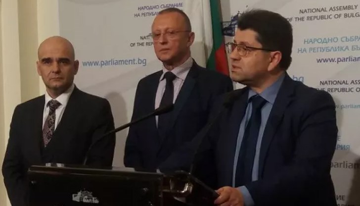 Сега това е забранено, но шестима гербаджии, сред които Красимир Ципов и Пламен Нунев, предлагат промяна Сега това е забранено, но шестима гербаджии, сред които Красимир Ципов и Пламен Нунев, предлагат промяна