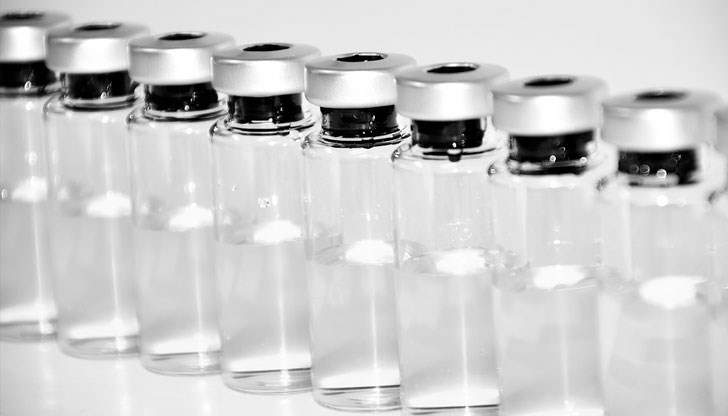 От щаба кътат ваксини за втората доза на медиците на първа линия