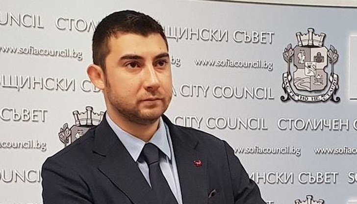 В училищна анкета  за 3-ти и 4-ти клас е посочен "друг пол" и "небинарен пол", а МОН пак спи, алармира общинския съветник от СОС Карлос Контрера