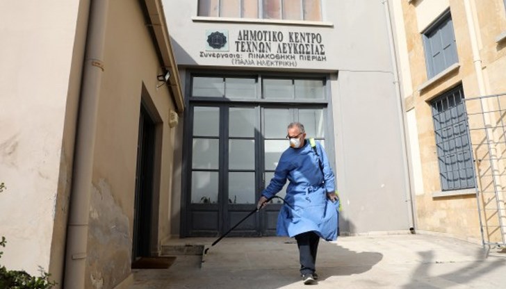 Публичният сектор задължително преминава на дистанционна работа. За частните фирми, които остават да работят, се разрешава физическо присъствие само на до 15% от персонала им, при не повече от 20 души в помещение Публичният сектор задължително преминава на дистанционна работа. За частните фирми, които остават да работят, се разрешава физическо присъствие само на до 15% от персонала им, при не повече от 20 души в помещение