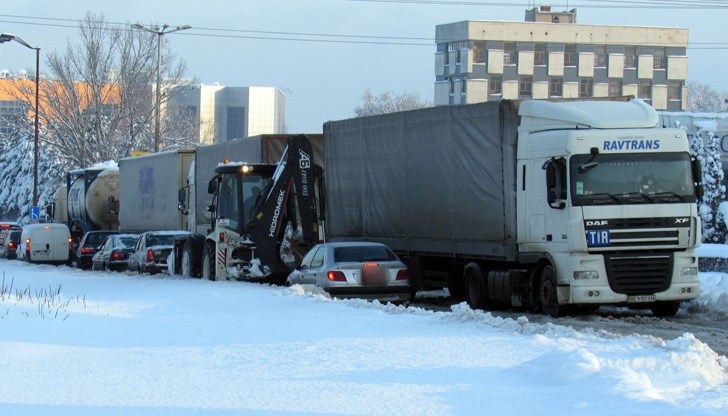 Според директора на Областно пътно управление Людмил Янев в Разград водачите са крайно неподготвени за движение при зимни условия